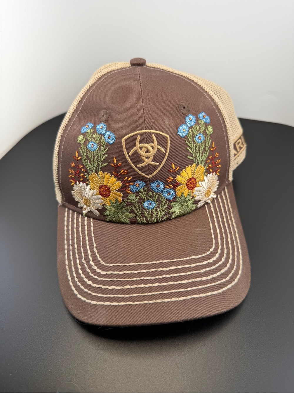 ARIAT Women's Vintage Flowers Embroidered Trucker Cap Never Worn Western Boho
